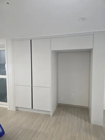 부산 냉장고장 리폼 거제쌍용플래티넘, 감성 홈바와 로봇청소기 전용장으로 완성한 주방 현장 사진