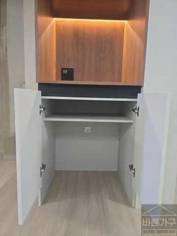 부산 냉장고장 리폼 거제쌍용플래티넘, 감성 홈바와 로봇청소기 전용장으로 완성한 주방 현장 사진