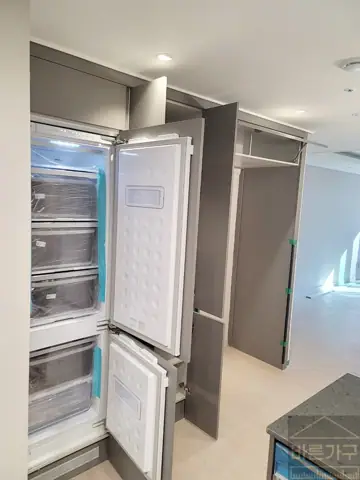 부산 냉장고장 리폼, 거제레이카운티의 프리스탠딩에 맞춰드린 홈바 인테리어 현장 사진