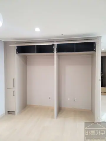 부산냉장고장리폼,백양산롯데캐슬의 따뜻한 분위기의 홈카페와 키친핏.(로봇청소기자리) 현장 사진