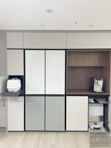 부산냉장고장리폼,백양산롯데캐슬의 따뜻한 분위기의 홈카페와 키친핏.(로봇청소기자리) 현장 사진