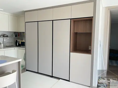 양산 사송 더샵데시앙7단지, 따뜻한 분위기의 홈카페장과 그림 같은 키친핏을 만드는 냉장고장리폼