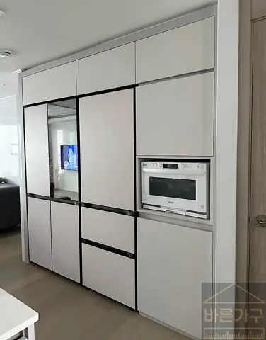 부산냉장고장리폼, 남천 자이에서 4+3도어 냉장고에 맞춘 키친핏 사례입니다.