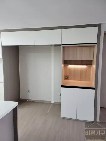 사송 더샵2차의 4+3도어에 맞춘 키친핏 냉장고장리폼(홈바)은 바른가구에서! by. 양산