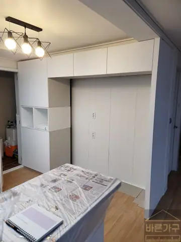 서면 동문굿모닝힐에서 오래전 유행하던 빌트인 냉장고를 철거하고 깔끔한 키친핏을 만드는 장으로 리폼해 드렸어요 by.부산