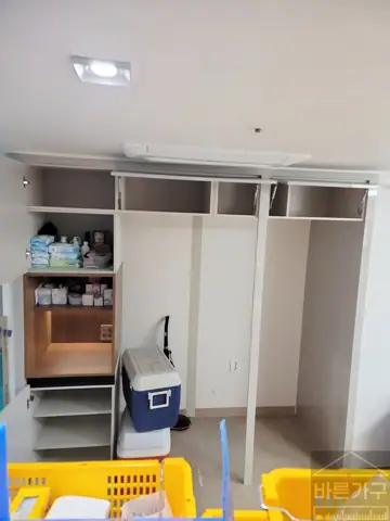 남천더샵프레스티지 이사가 한창인 새 집에 홈바장설치와 냉장고장리폼 by.부산