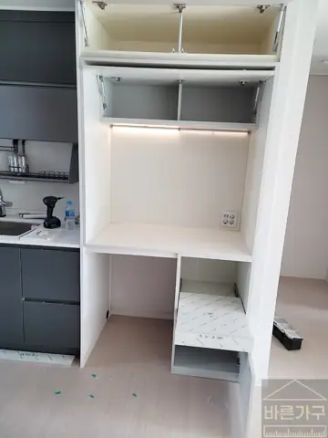 프리스탠딩을 위한 냉장고장 확장과 홈바장의 다채로운 분위기를 통한리폼 (연지래미안 어반파크)